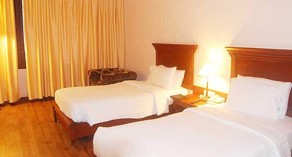 deluxe twin bedroom